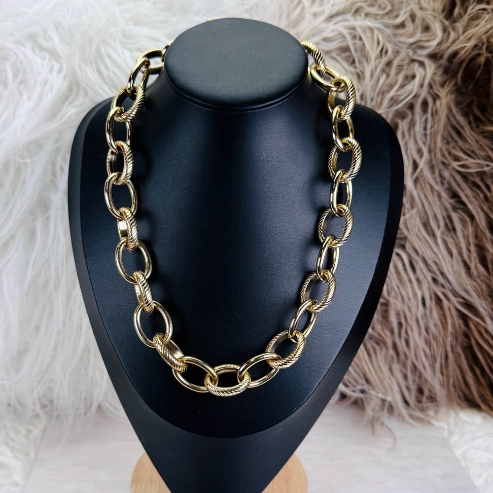 Vintage banana, republic Chunky weighted Goldtone Chain toggle closure Necklace - Picture 3 of 8